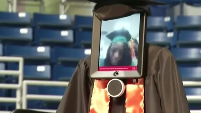 سنثيا بيتواي في الولايات المتحدة كانت مريضة جدا وترقد في المستشفى مما منعها من حضور حفل تخرجها. لكن أمها وجدت حلا.