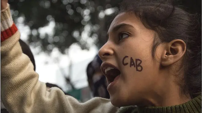 పౌరసత్వ సవరణ చట్టానికి వ్యతిరేకంగా దిల్లీలో నినాదాలు చేస్తున్న యువతి