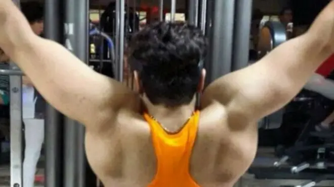 برخلاف بدنسازی مردان که مورد تایید و حمایت فدراسیون بدنسازی ایران قرار گرفت و به سرعت پیشرفت کرد و در جهان شناخته شد، این ورزش در ایران برای زنان به رسمیت شناخته نشد و مورد حمایت مسئولین ورزشی قرار نگرفت. از نظر فدراسیون بدنسازی ایران زنان می‌توانند در باشگاه‌های بدنسازی صرفا برای پرداختن به ورزش تمرین کنند اما حق شرکت در مسابقات را ندارند