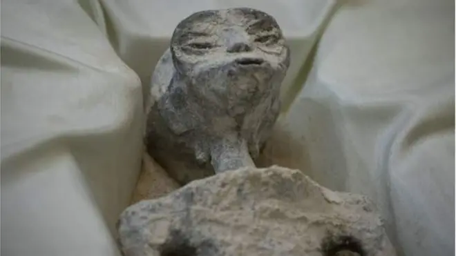 Ўзини НУЖ мутахассиси деб атовчи Хайме Моссан Конгрессдаги тингловда иккита қадимий "инсон бўлмаган"лар жасадларини тақдим этди. Унинг таъкидлашича, жасадлар 2017 йилда Перунинг Куско шаҳрида топилган ва радиокарбон таҳлили объектлар ёши 1800 йил эканини кўрсатган