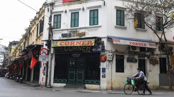 Một góc phố cổ Hà Nội vắng lặng do hàng quán phải đóng cửa vì dịch Covid-19