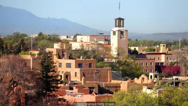 Santa Fe merupakan kota dengan banyak peninggalan era kolonial Spanyol. Bangunan lawas masa itu kini menjadi daya tarik utama Santa Fe.