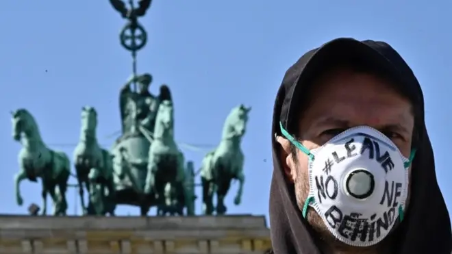 человек в маске в Берлине