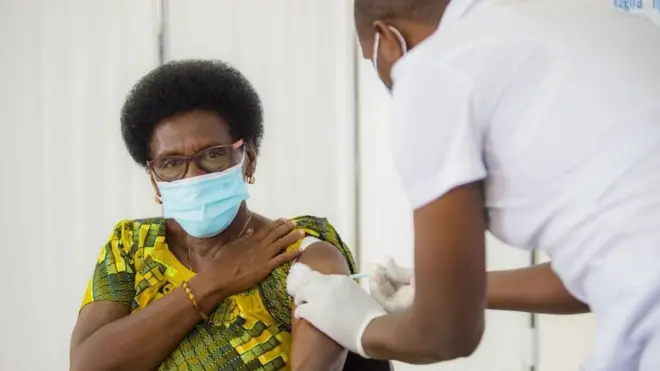 Umugore uri gukingirwa ku bitaro bya Masaka i Kigali