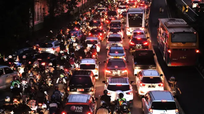 Saat ini di Jakarta setidaknya ada 3,6 juta mobil dan 13,7 juta motor beredar, tak heran jika kemacetan seperti ini kerap terjadi.