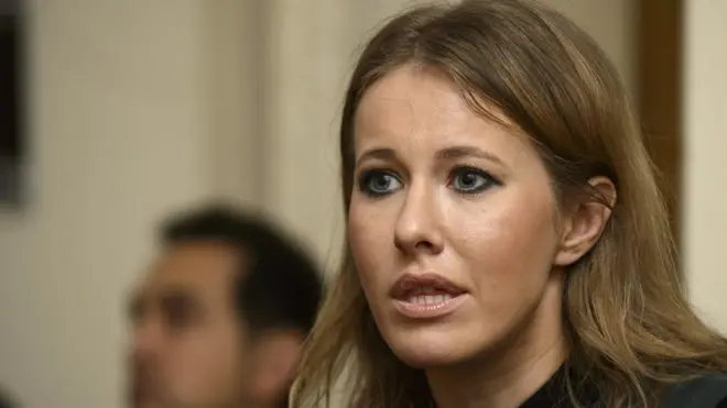 "Мне 36 лет и я решила баллотироваться в президенты. Я против всех, кто обычно этим правом пользуется, - говорится в видеообращении Собчак