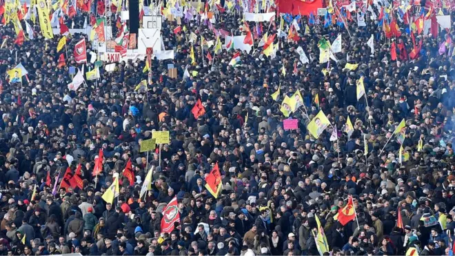 بعض التقديرات تشير إلى مشاركة 25 ألف شخص في مظاهرات كولونيا ضد الرئيس التركي رجب طيب اردوغان