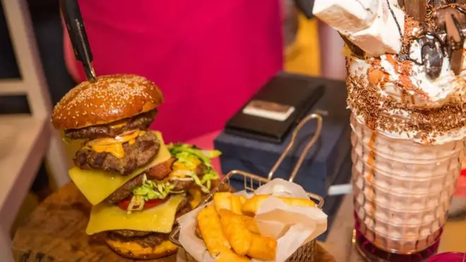 منتظمین کا دعوی ہے کہ یہ برگر دنیا کا مہنگا ترین برگر تھا