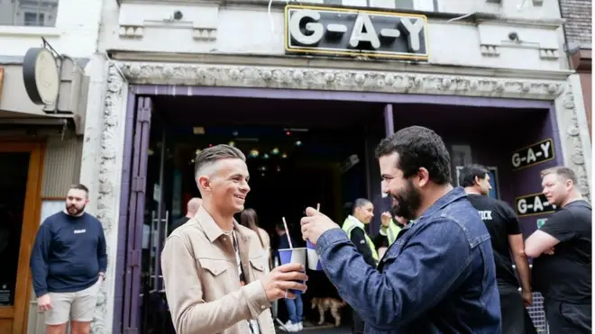 22 برس کے مائیکل (تصویر میں بائیں) اس بات سے مایوس ہیں کہ لاک ڈاؤن کی وجہ سے تقریبات متاثر ہوئیں۔ انھوں نے کہا '’ہ سال کے وہ دن ہوتے ہیں جب میں باہر نکل کر خود کا اظہار کرنا چاہتا ہوں لیکن یہ ٹھیک ہے کیونکہ آج کا دن کسی تہوار جیسا ہے۔ سب باہر نکل آئے ہیں اور آج پرائڈ پریڈ کی طرح لگ رہا ہے‘