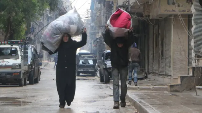 Несмотря на то, что перемирие нарушено, оставшиеся в Алеппо мирные жители продолжают собираться на эвако-пункты