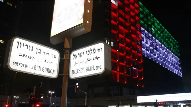 أضيء مكتب بلدية تل أبيب بالعلم الإماراتي بعد الاعلان عن الاتفاق