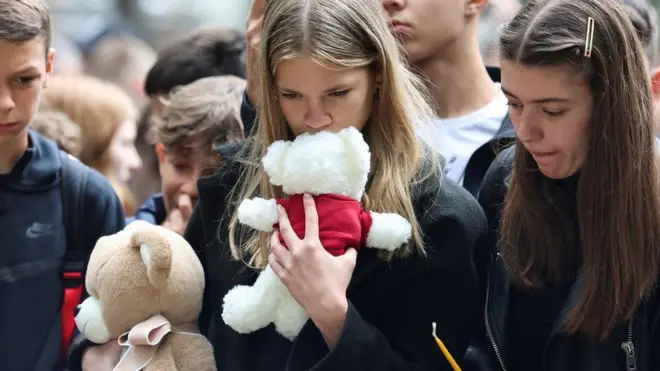 deca ispred škole Vladislav Ribnikar