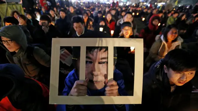 الآلاف يتظاهرون للضغط على الرئيسة كي تستقيل.