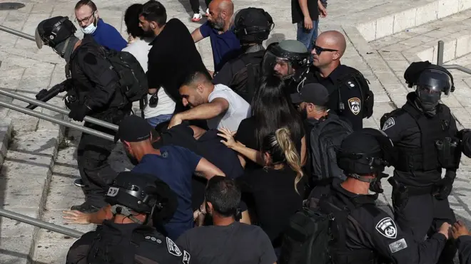 الشرطة الإسرائيلية قبضت على عدد من المتظاهرين الفلسطينيين.