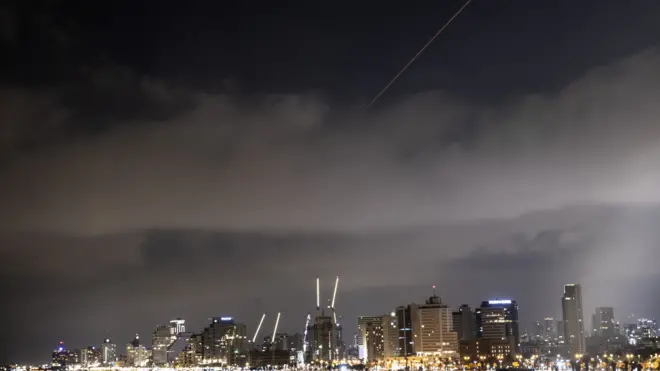 صواريخ في سماء تل أبيب أطلقتها إيران