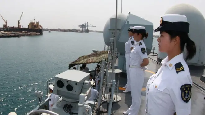 中國海軍軍艦停泊在東非吉布提港（2015）。 中國在吉布提擁有唯一的海外軍事基地
