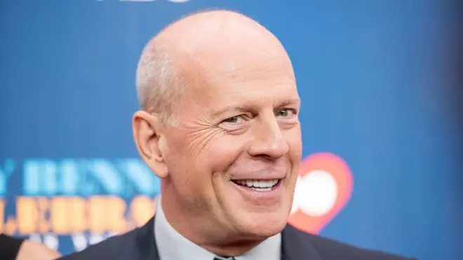 Puede que la calvicie te haga ver más masculino -como Bruce Willis-, pero ciertamente no te hace más hombre.