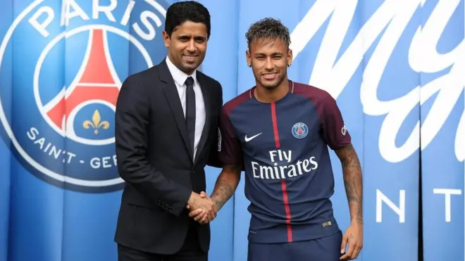 Brezilyalı futbolcu Neymar, PSG Başkanı Nasser Al-Khelaifi ile el sıkışırken