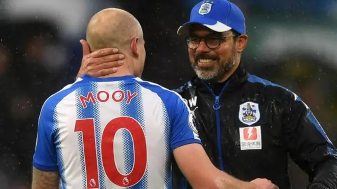 Mooy oo bidix ka muuqda waxaa la taagan tababare David Wagner