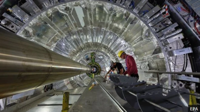 ส่วนหนึ่งของเครื่องชนอนุภาคขนาดใหญ่ Large Hadron Collider (LHC)