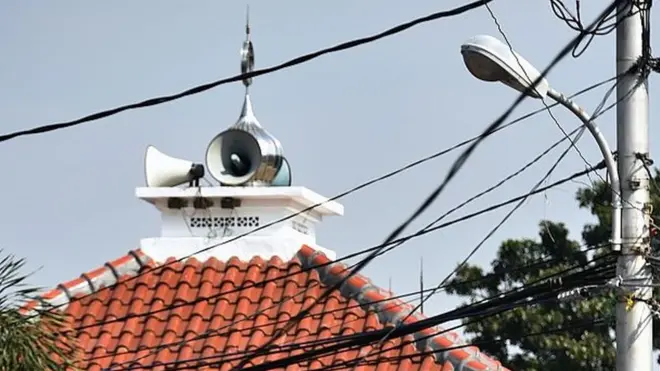 Foto ilustrasi: Bangunan masjid dan alat pengeras suara di atapnya