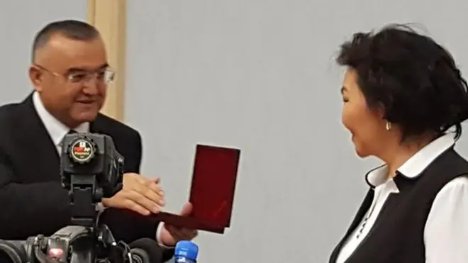 Ҳалима Худойбердиевага орден топширилмоқда