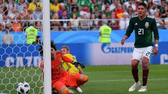 El peor momento del partido para México: el autogol.