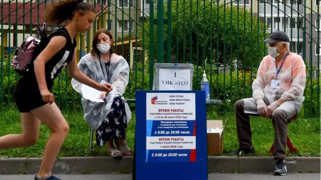 مركز اقتراع في حديقة عامة