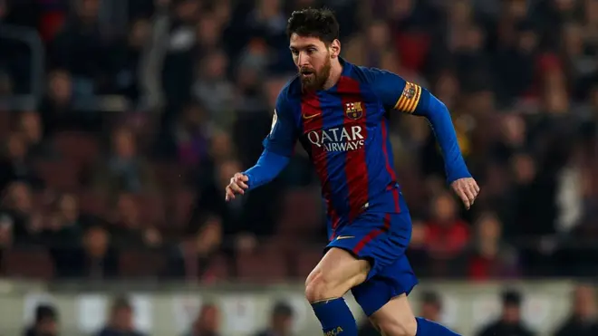 أثارت الحفاوة التي استُقبل بها لاعب كرة القدم ليونيل ميسي في مصر مؤخرا أسئلة حول ما إذا كان الاهتمام ببعض لاعبي كرة القدم أكبر مما يُعطى للرؤساء؟ ولماذا؟