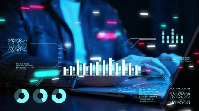 رسم لكمبيوتر وعليه بيانات العملات الرقمية