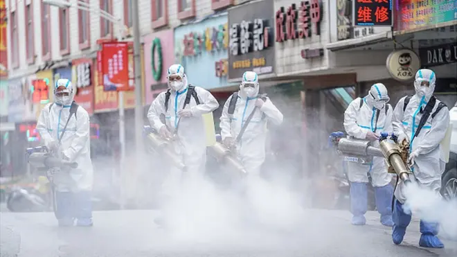 В Китае в зонах, где выявляется Covid-19, по-прежнему дезинфицируют улицы