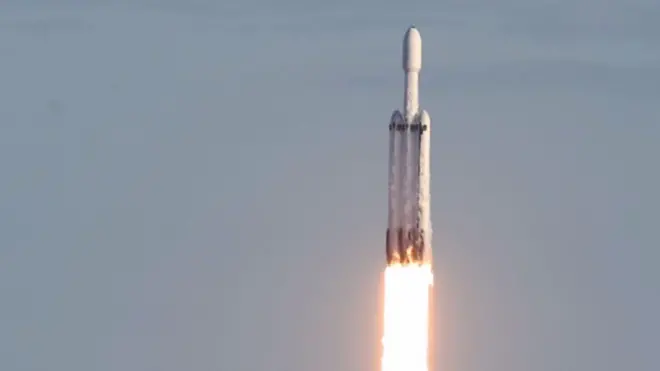 Ускорители приземлились на специальных площадках на мысе Канаверал, а первая ступень опустилась на плавучую платформу в Атлантическом океане.