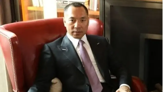 郭文貴流亡海外前曾同財新傳媒發生法律糾紛，郭文貴指財新總編胡舒立同高官勾結，財新對郭文貴發起了誹謗訴訟。