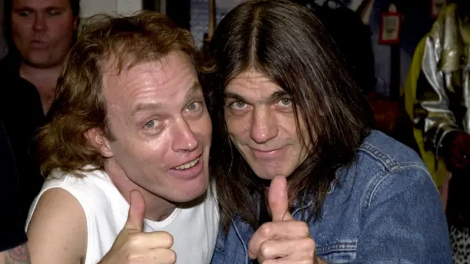 Малколм Янг (справа) із братом Ангусом