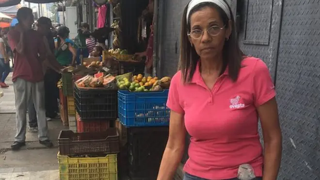 Gloria Barrero, con su perro, en un nuevo día de protestas en Caracas.