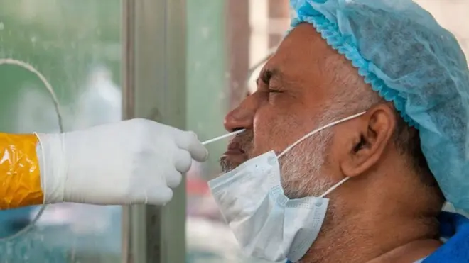 La prueba molecular se aplica sobre muestras del tracto respiratorio del paciente.