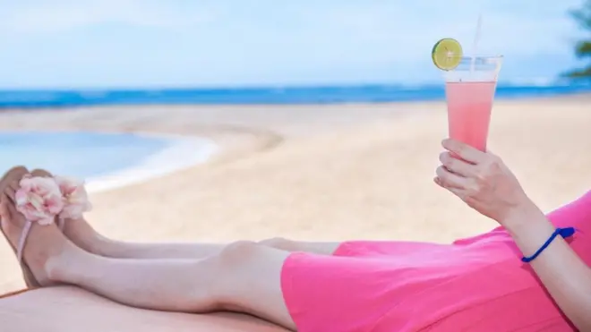 النساء والرجال يشربون الخمر لدوافع مختلفة