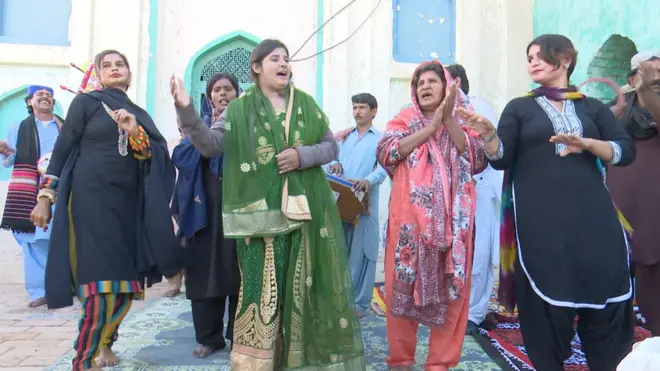 شبانہ گل بتاتی ہیں کہ فنکاروں کو پہلے میلوں اور مزاروں پر سنا جاتا تھا لیکن اب وہ رواج نہیں رہا