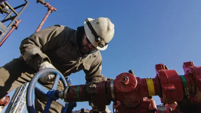 Ecuador depende del petróleo. En el año 1998 el barril de crudo llegó a venderse en US$7 el barril y en 2008 se disparó a US$117.