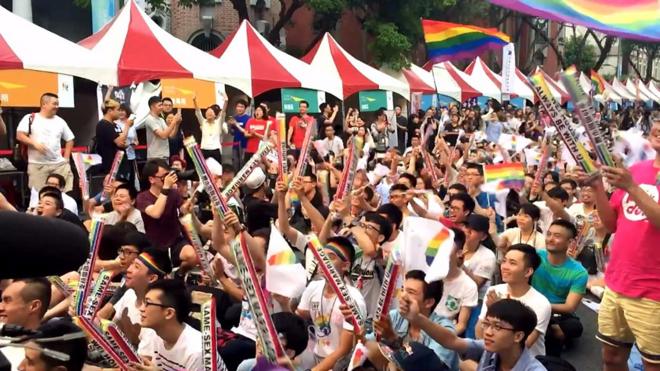 支持同婚合法化群众在台北司法院前欢呼（24/5/2017）