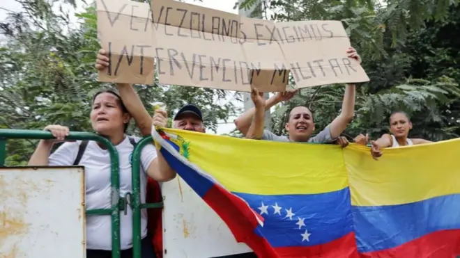 Người biểu tình giương khẩu hiệu ghi "Venezuela cần can thiệp quân sự" tại thành phố biên giới Cucuta