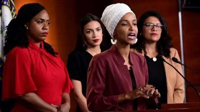 عضوات مجلس الشيوخ: أيانا بريسلي، وإلهان عمر، وألكساندريا أوكاشيو-كورتز، ورشيدة طليب أطلق عليهن اسم "الفريق"