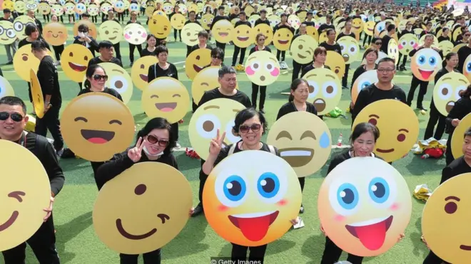 今年五月，挑战吉尼斯世界记录的中国阜阳emoji表情符号最多人装扮大聚会，有932人参与。