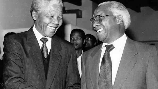 Nelson Mandela na Govan Mbeki mu 1991 mu gihe cyo gusohora igitabo cya Govan