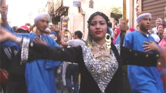 طبول العالم تدق بشارع المعز بالقاهرة