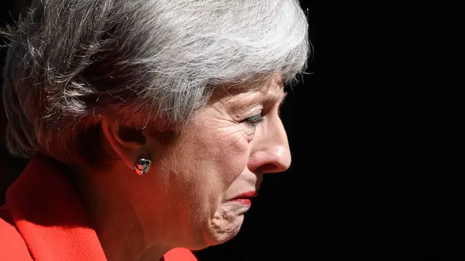 Theresa May no pudo ocultar la emoción al anunciar su renuncia como líder del Partido Conservador y primera ministra de Reino Unido.