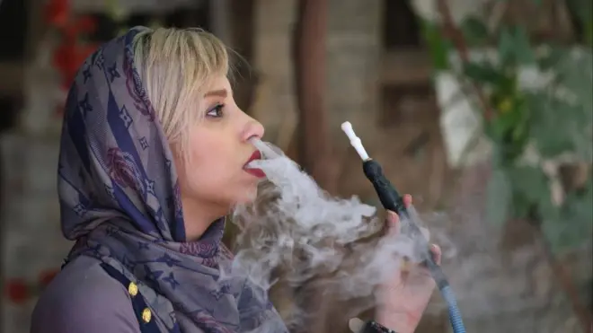 伊朗设拉子街头一位女性在抽水烟（29/5/2014）