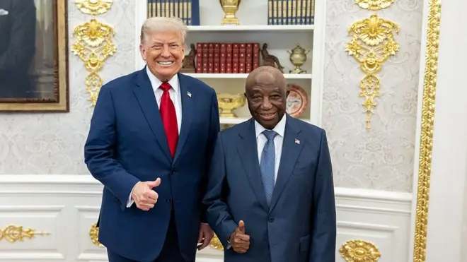 Donald Trump et Joseph Boakai souriant à la caméra, le pouce levé.