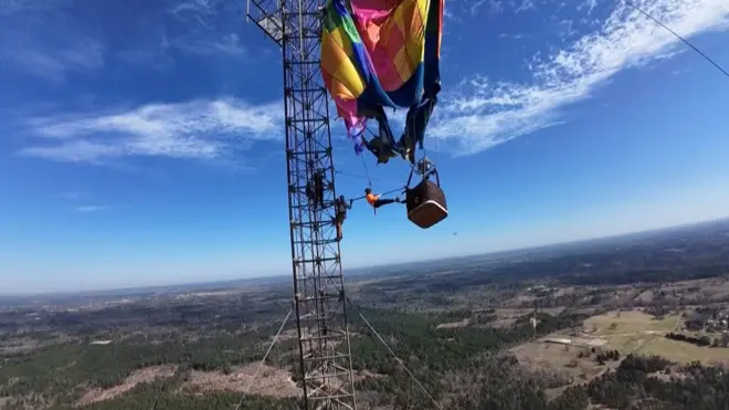 ผู้โดยสารบอลลูนลมร้อนติดเสาสื่อสารสูง 280 เมตรในเท็กซัส
