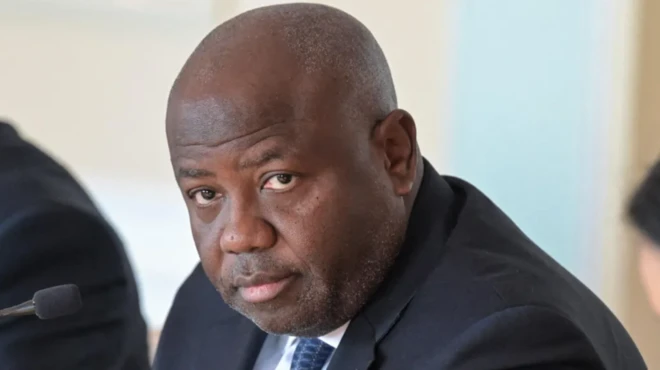 Olootu ijọba Equatorial Guinea, Manuel Osa Nsue Nsua, wọ kootu dudu 